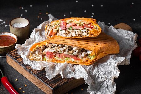 Шаурма с курицей в сырном лаваше