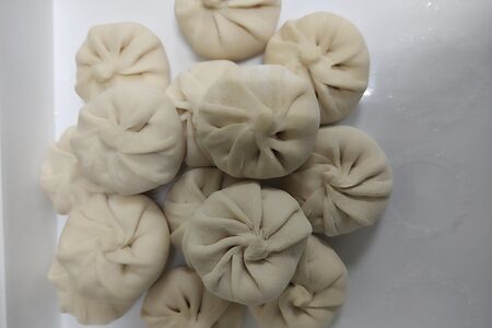 Момо, сливочный творожный сыр, пармезан. 