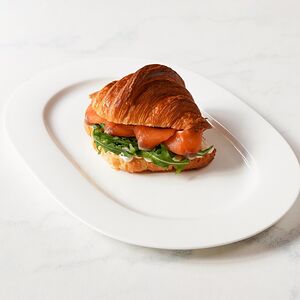 Круассан с лососем