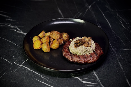 Бифштекс с грибным соусом