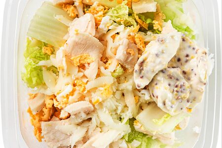 Салат с курицей, моцареллой и овощами