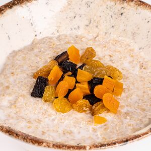 Каша овсяная с сухофруктами