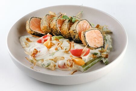 Лосось в темпуре с овощами и сливочным соусом 