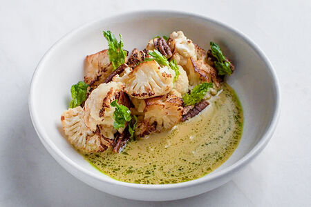 Цветная капуста с орехом пекан и соусом карри