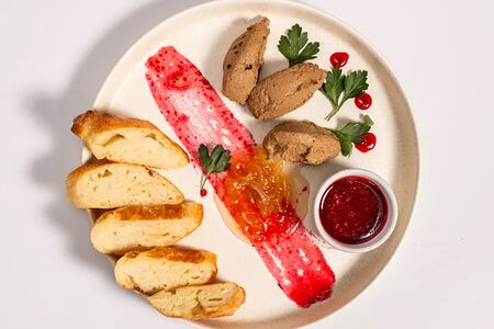 Паштет куриный с ягодным соусом