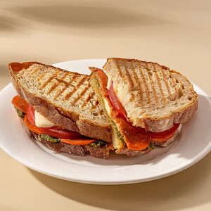 Сэндвич с моцареллой и пеперони