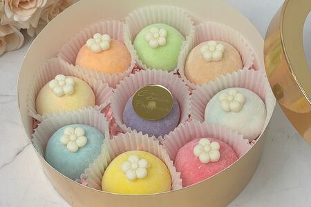 Моти с днем рождения диаметр 20 см в золотой коробочке