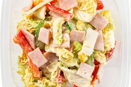 Салат с ветчиной, кукурузой и овощами