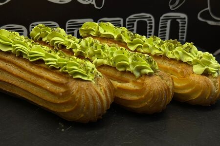 Эклер Фисташковый