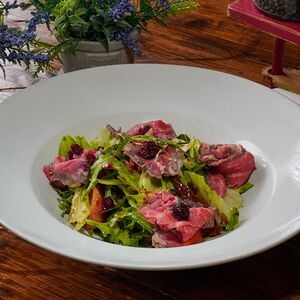 Салат с ростбифом