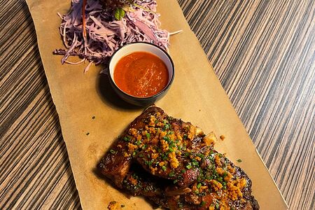 Свиные рёбра барбекю с коул слоу