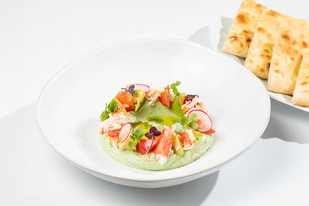 Хумус с авокадо и камчатским крабом