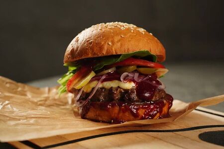 Фирменный бургер Django с соусом из копченой груши