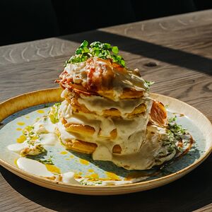 Драники с курицей, грибами и сливочным соусом