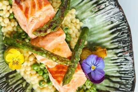 Лосось с зелеными овощами и цитрусовым соусом