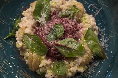 Томлёное мясо гуся с перловкой и яблочным пюре