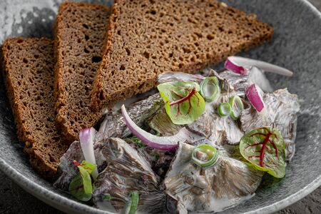 Черные грузди с домашней сметаной и бородинским хлебом