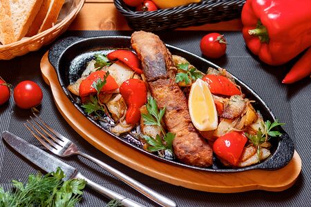 Сазан жареный с луком и картофелем