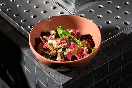 Салат с ростбифом, тонатто