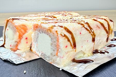 Запеченный с лососем, креветкой и яки соусом