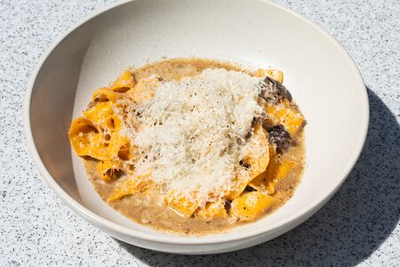 Папарделле, рваная говядина, трюфельный соус