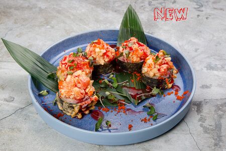 Ролл Кушина в кляре с тартаром из лосося и креветки
