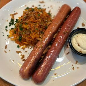 Домашние колбаски с тушенной капустой