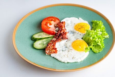 Глазунья с беконом 