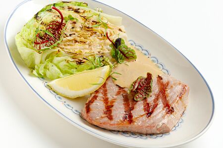 Тунец на гриле со стейком из айсберга