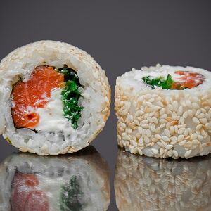 Ролл с лососем и чукой салатом