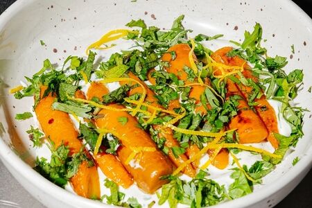 Молодая морковь с соусом дзадзики