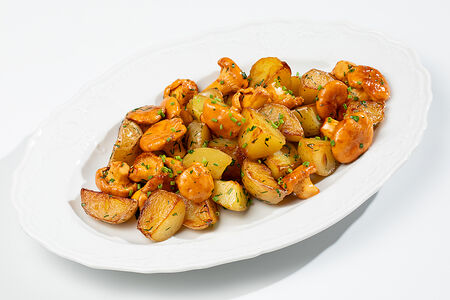 Молодой картофель с лисичками