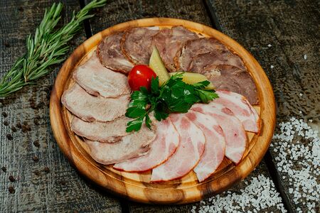 Нарезка мясных копченостей