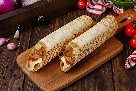 Шаурма с курицей, ананасами и соусом карри 