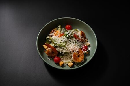 Салат Цезарь с креветками