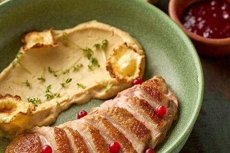 Томленая утка с муссом из сельдерея и ягодным соусом