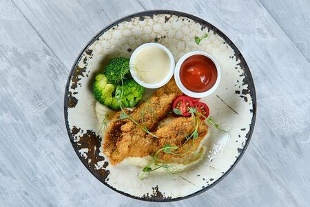 Шницель по-милански с телятиной и брокколи