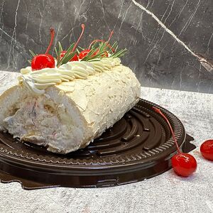 Меренговый рулет с вишней кусок