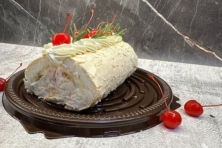 Меренговый рулет с вишней