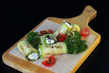 Рулетики из кабачков, обжаренные на гриле, с копчёным сливочным сыром и зеленью