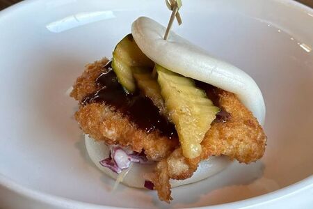 Бао с хрустящим цыпленком и азиатскими огурчиками