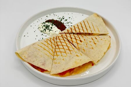 Kесадилья с цыплёнком и томатами