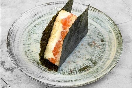 Онигири с лососем и сливочным сыром