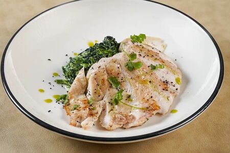 Цыпленок в сливках с томленым шпинатом