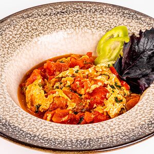 Яичница с томатами и базиликом