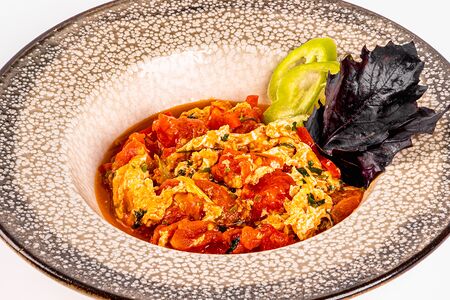 Яичница с томатами и базиликом