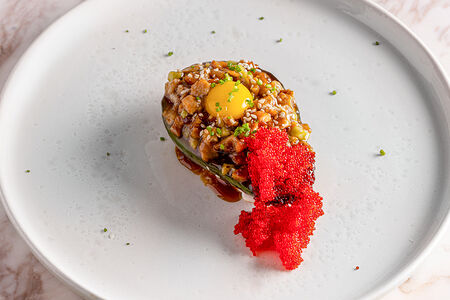 Японский тартар из угря с огурцом и соусом унаги