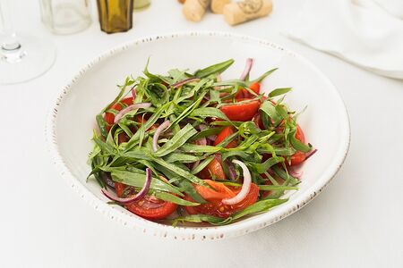 Салат из томатов с красным луком и тархуном