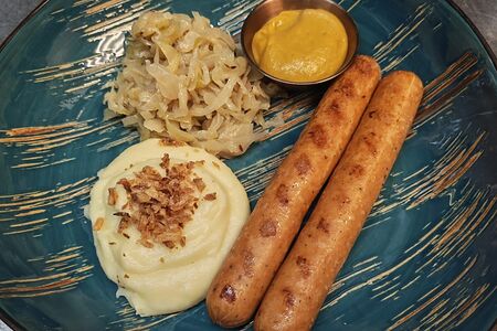 Колбаски с мюнхенской капустой (свинина-говядина)