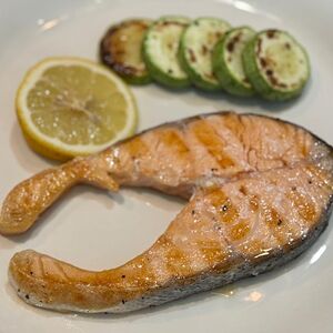 Стейк из лосося с цукини